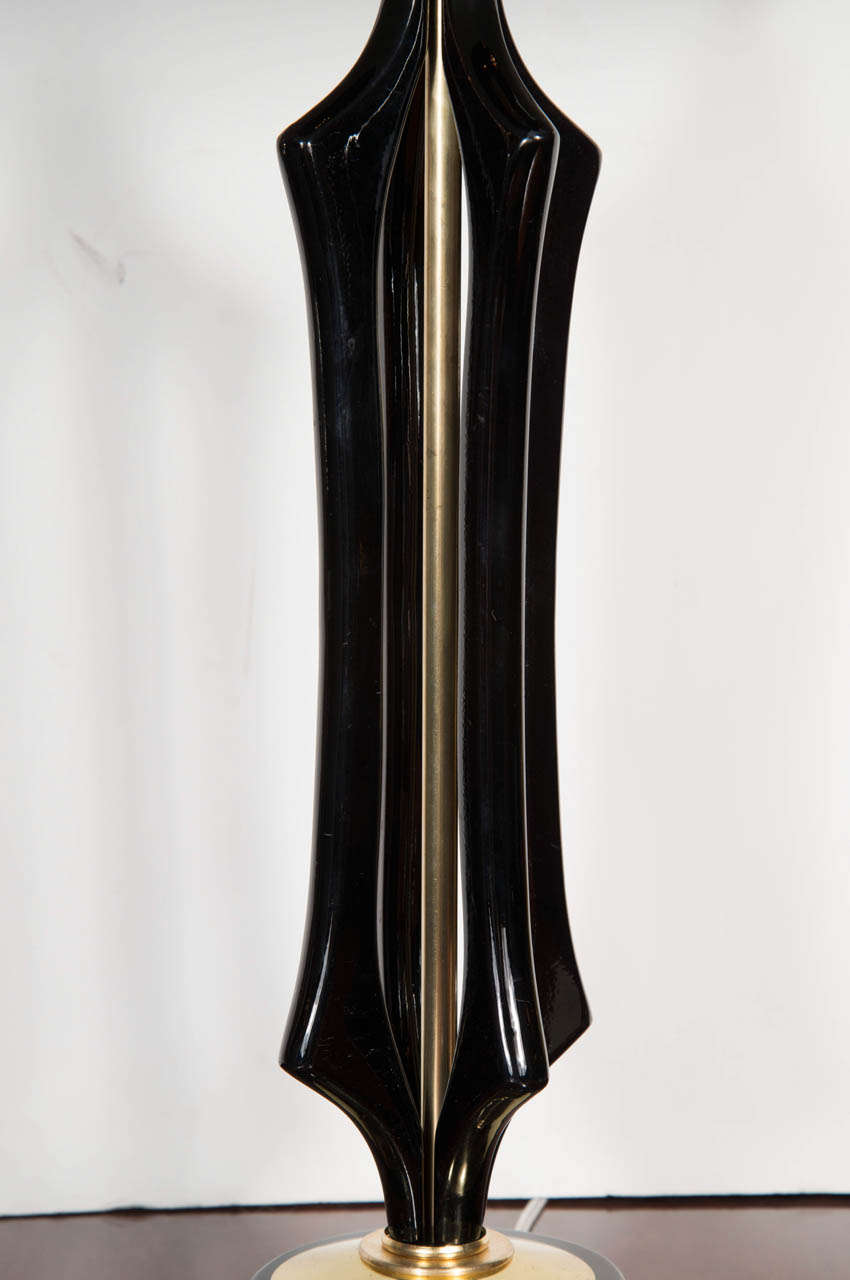 Mid-Century Modernist Sculptural Lamp in Ebonized Walnut and Brass In Excellent Condition For Sale In New York, NY