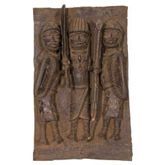 Reproduction d'une plaque du Bénin représentant des personnages tenant des boucliers & armes