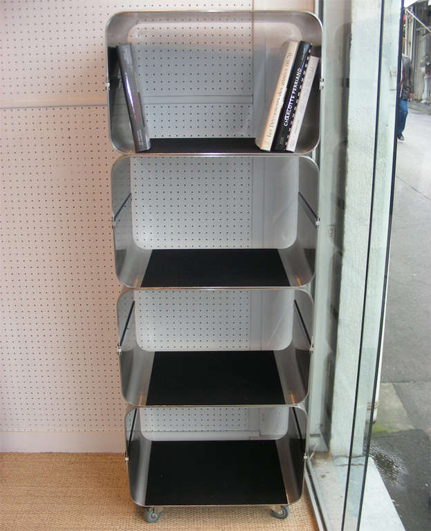 1970s étagère in brushed aluminum, with a black metal band, lined in black feutrine and set on castors.