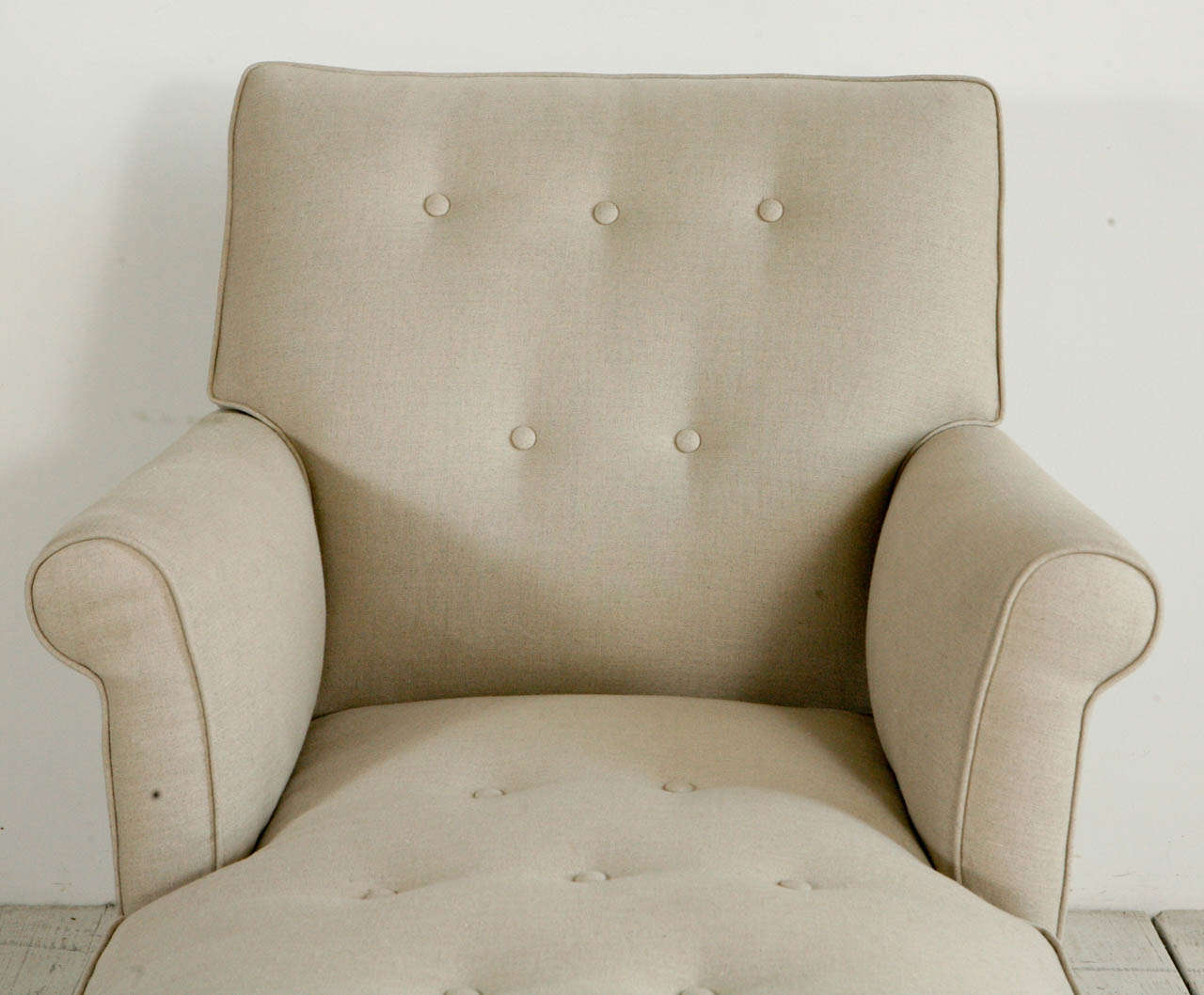 Classic Tufted Chaise Longue In Excellent Condition In Los Angeles, CA