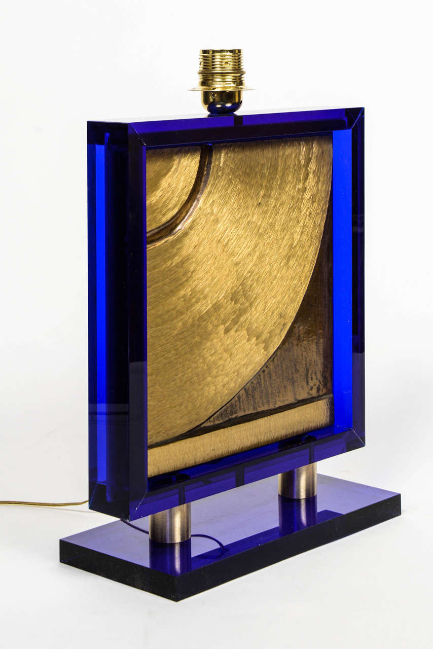 Nice pair of lamp made of engraved bronze plates set by deep blue plexiglass frames, sat on bronze feet and finished by plexiglass.

New electrification, perfect condition.