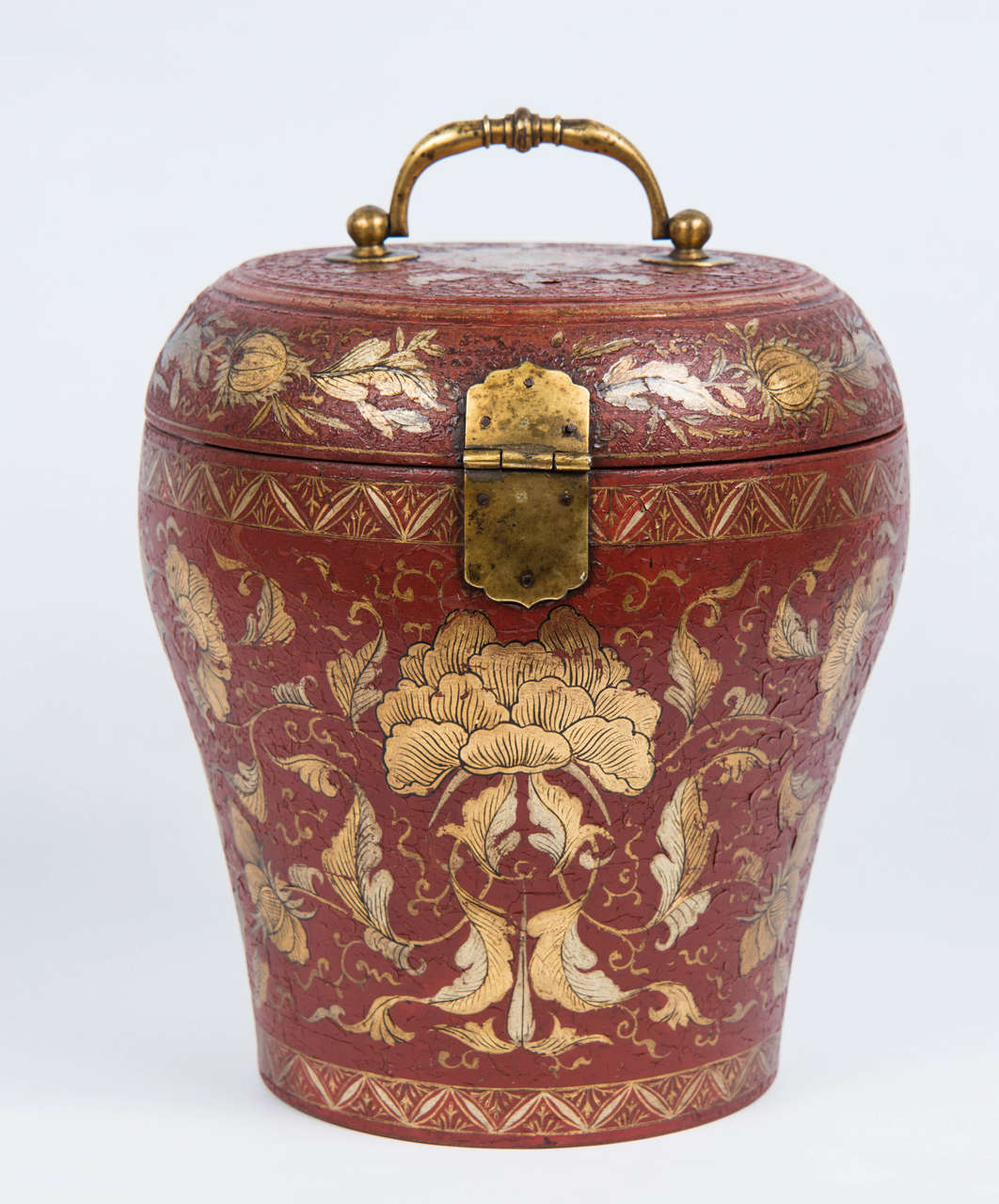 18th Century Chinese Lacquered Box with Teapot 1