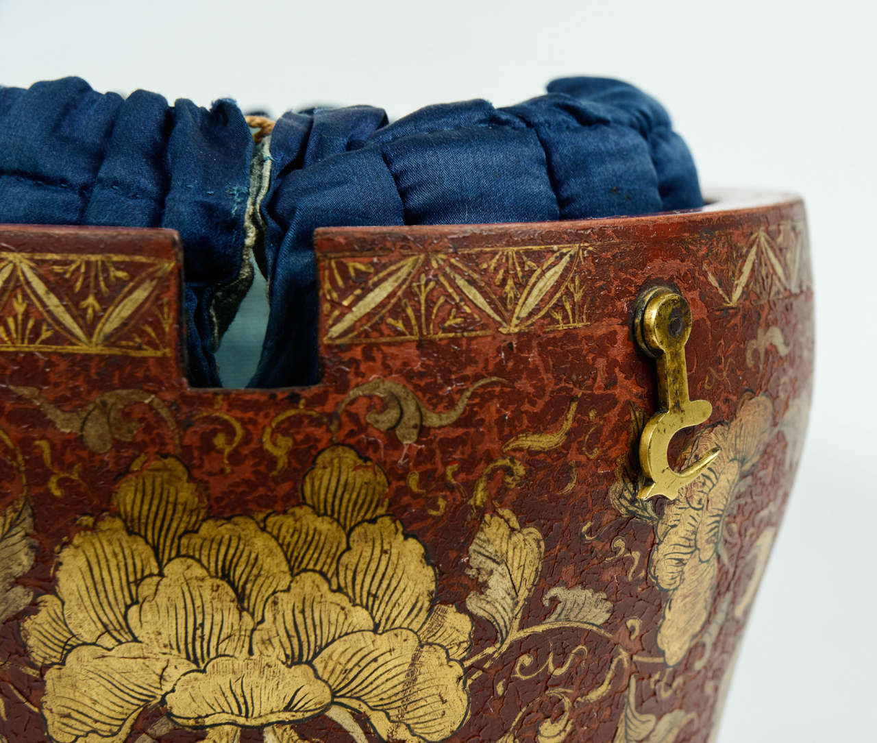 18th Century Chinese Lacquered Box with Teapot 5