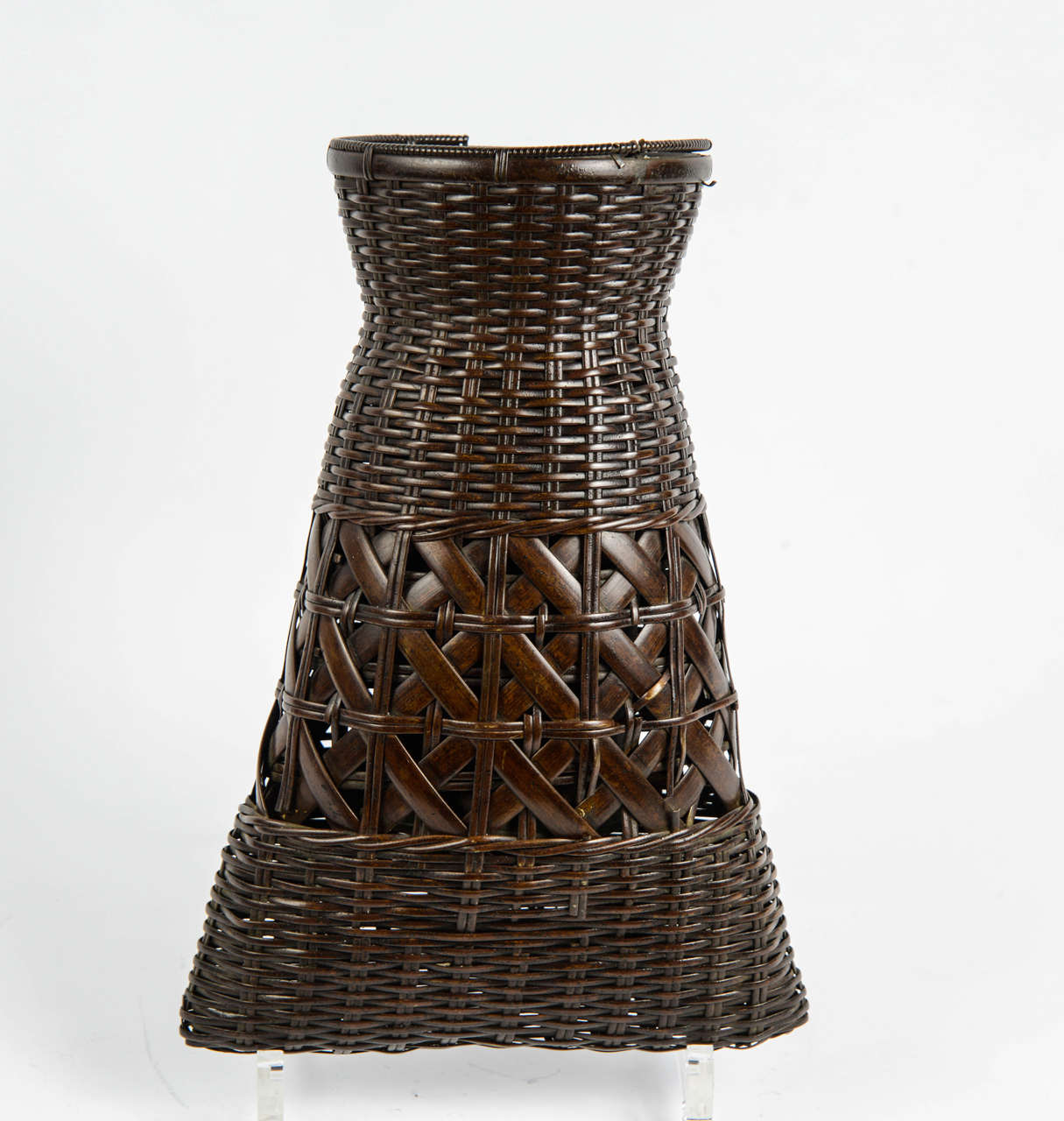 Ikebana bronze imitating basketry, a small suspension handle on the back. A small container inside.

Very beautiful work.