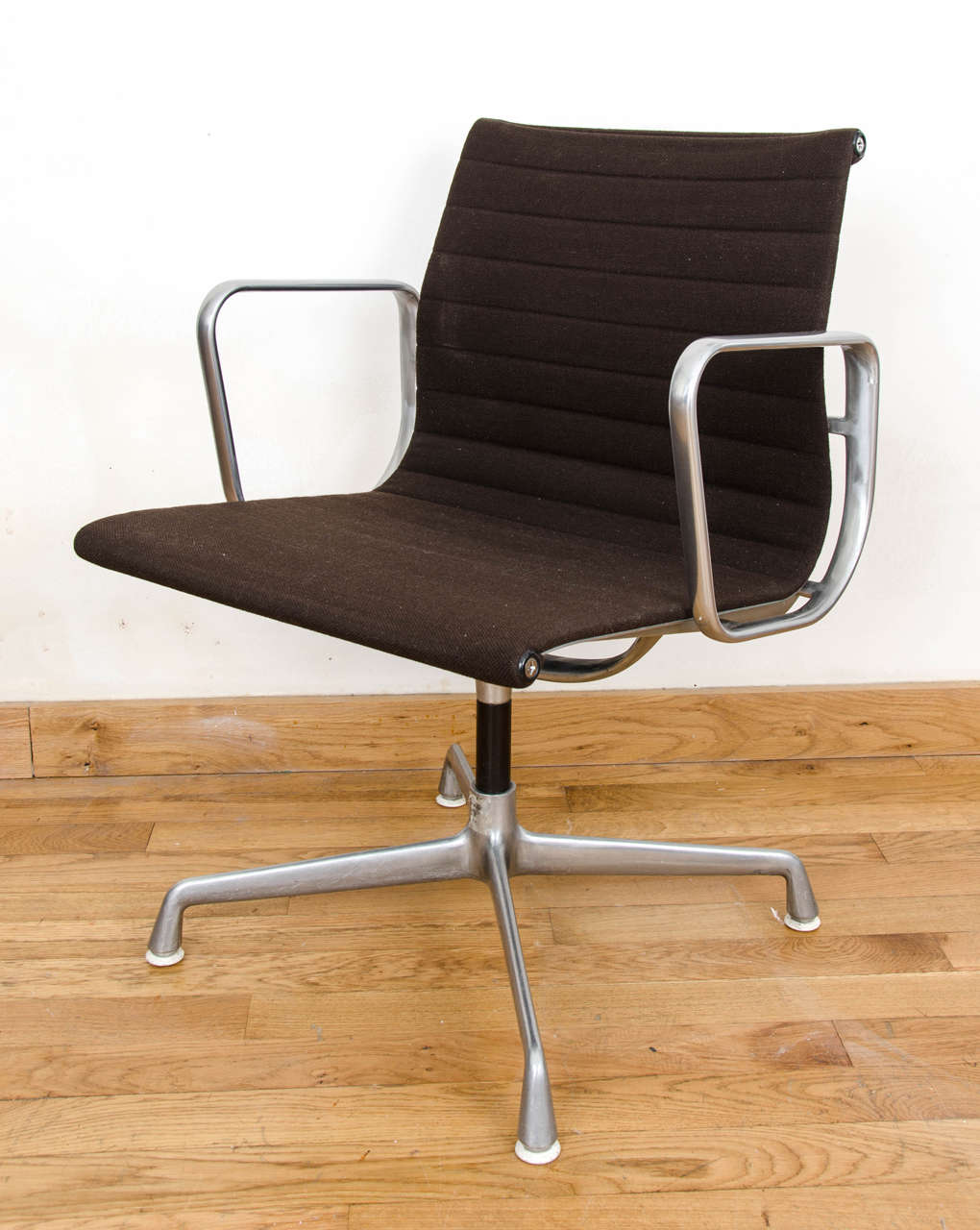 Set of four Eames aluminium group management chairs
Brown fabric upholstery
Marked Herman Miller 938-138.