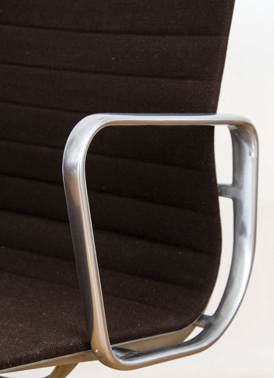 Eames Aluminium Group Management Chairs In Good Condition For Sale In London, GB