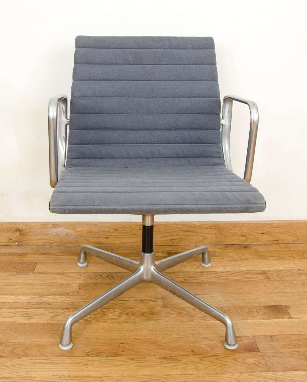 Eames Aluminium Group Management Chairs