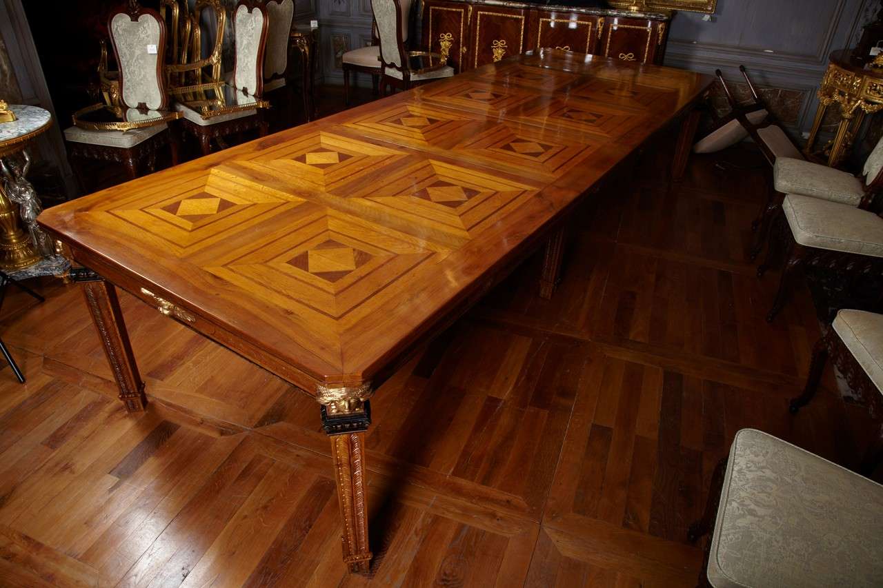 Large dining room table, 6 sculpted feet, walnut, top oak parquetry, two matching leaves of 60 cm each, giltwood Bacchus sculptures on each corner - closed : 240 x 126 x H 78 cm
