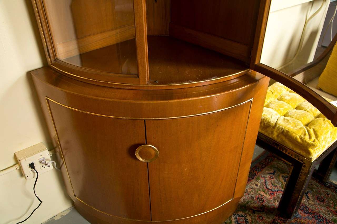 Grosfeld House Custom Quality Bow Front Corner Cabinet / Cupboard In Walnut In Good Condition In Stamford, CT