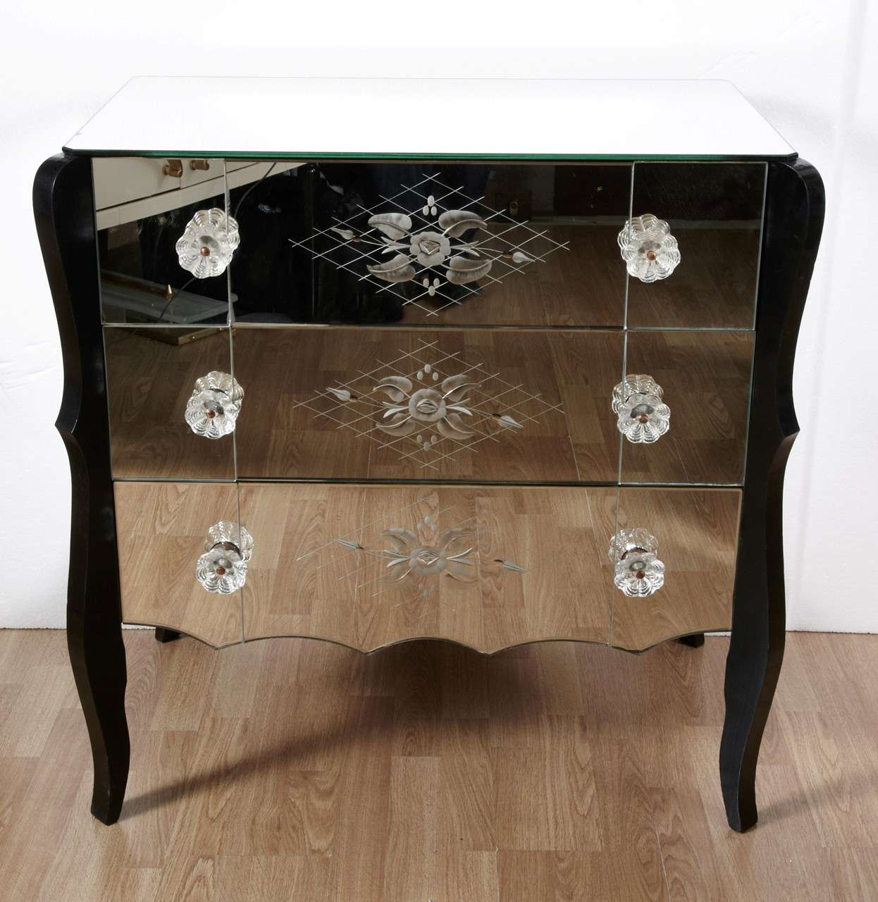 Commode all in mirror with three drawers.