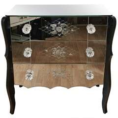 Commode all in mirror with three drawers.