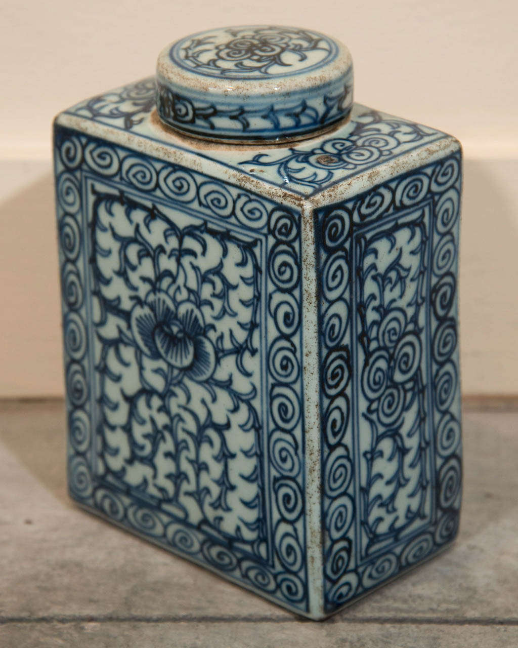 Récipient à thé en porcelaine chinoise antique magnifiquement décoré:: avec couvercle. De la province de Shanxi:: vers 1880.