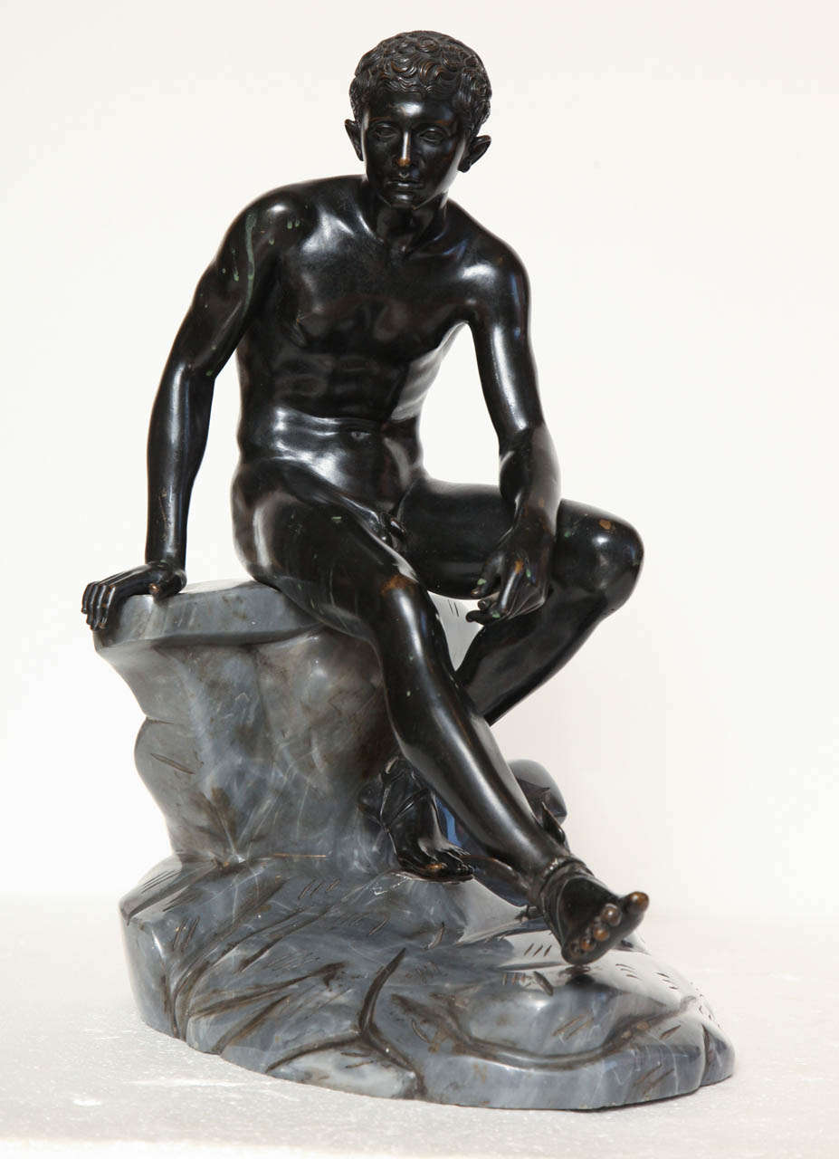 Grand bronze Grand Tour du XIXe siècle représentant un Hermès assis sur un socle en marbre.