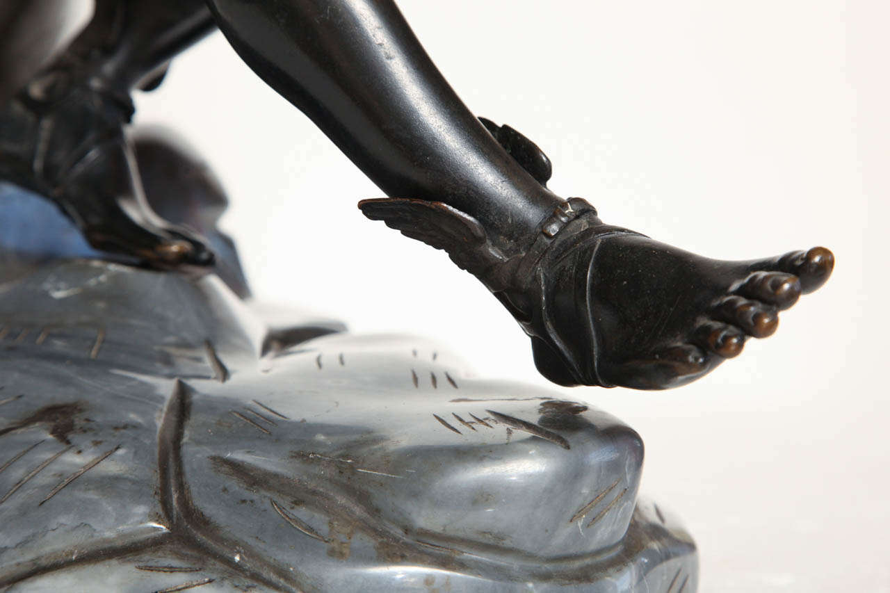 Grand Tour Grand bronze du 19ème siècle représentant un mercuré assis sur une base en marbre