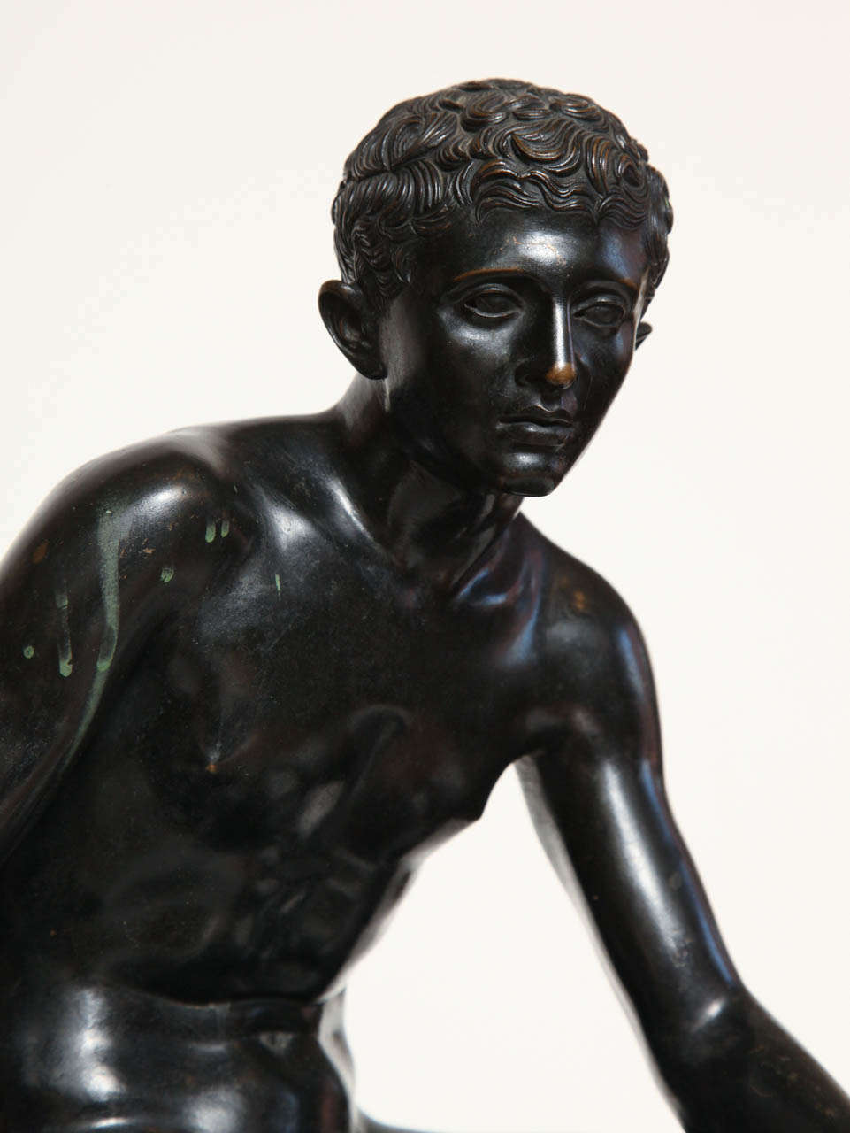 italien Grand bronze du 19ème siècle représentant un mercuré assis sur une base en marbre