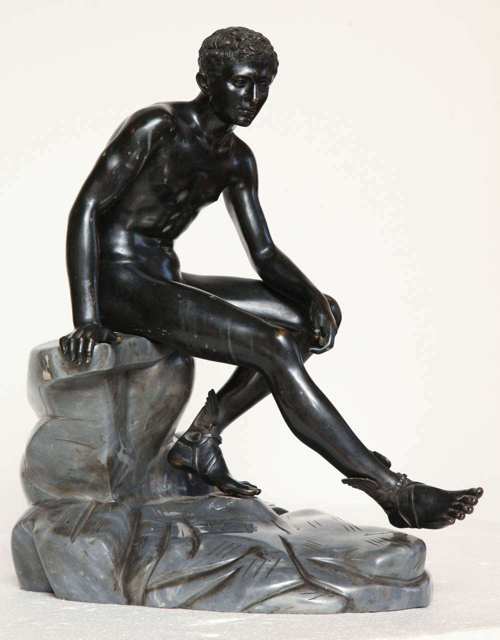 Grand bronze du 19ème siècle représentant un mercuré assis sur une base en marbre Excellent état à New York, NY