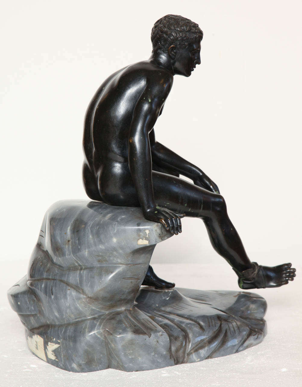 XIXe siècle Grand bronze du 19ème siècle représentant un mercuré assis sur une base en marbre