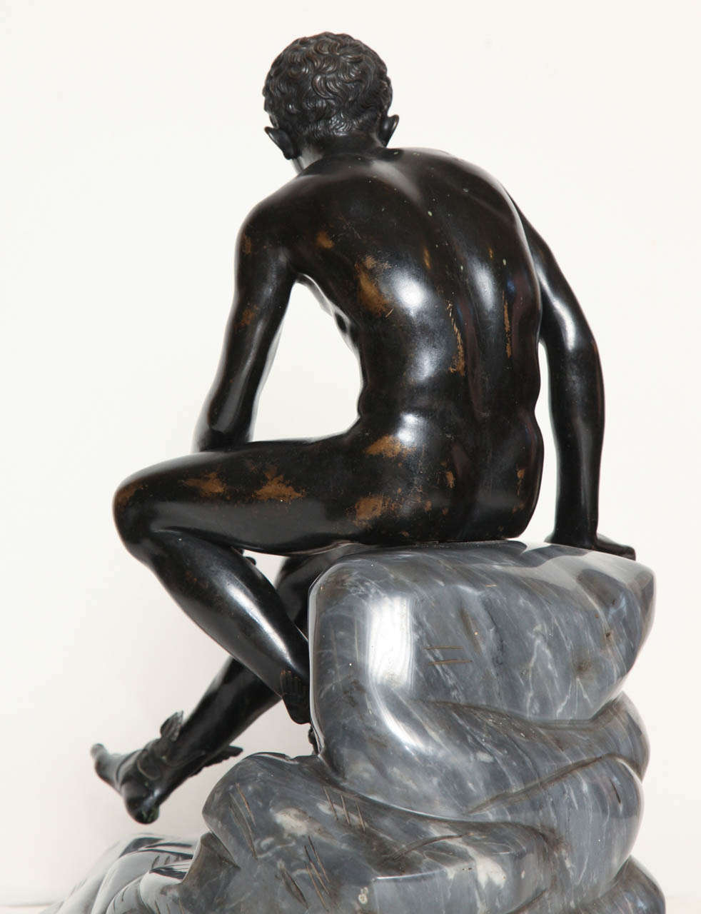 Bronze Grand bronze du 19ème siècle représentant un mercuré assis sur une base en marbre