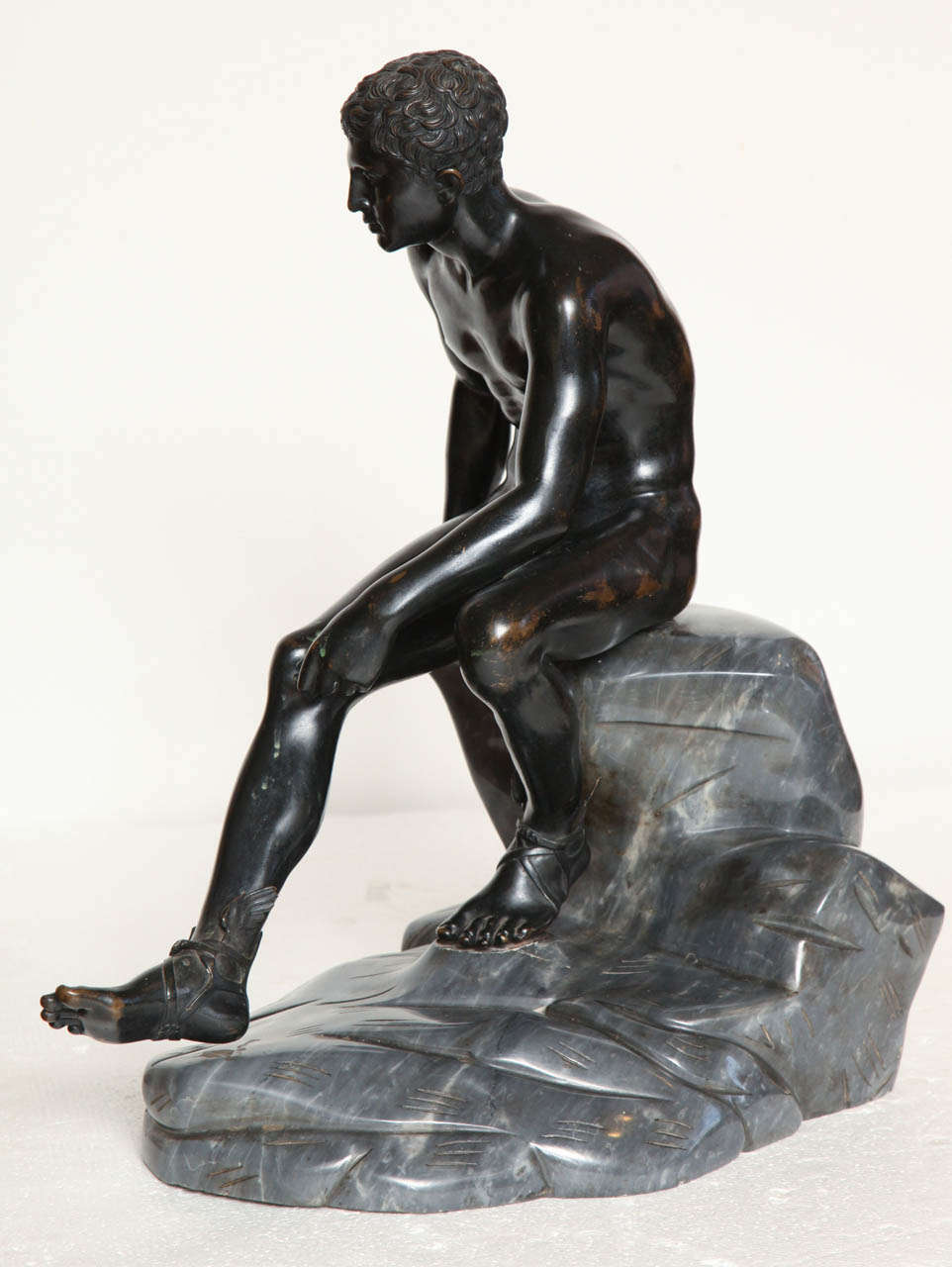 Grand bronze du 19ème siècle représentant un mercuré assis sur une base en marbre 1