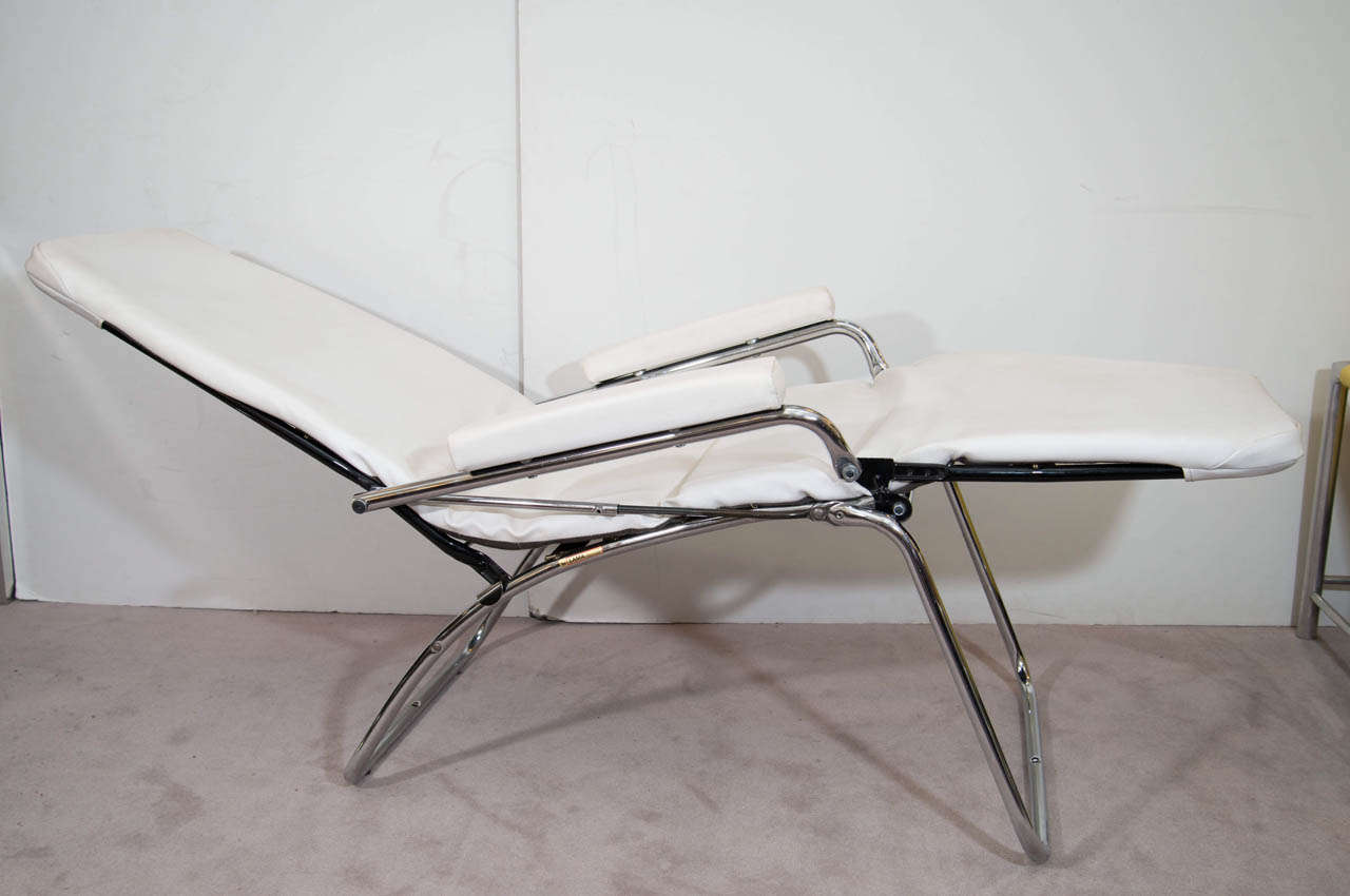 A vintage white Faux leather and chrome reclining armchair by the French company LAMA. Retains its original label

Good vintage condition with some scratches to the chrome.

Fully reclined 44