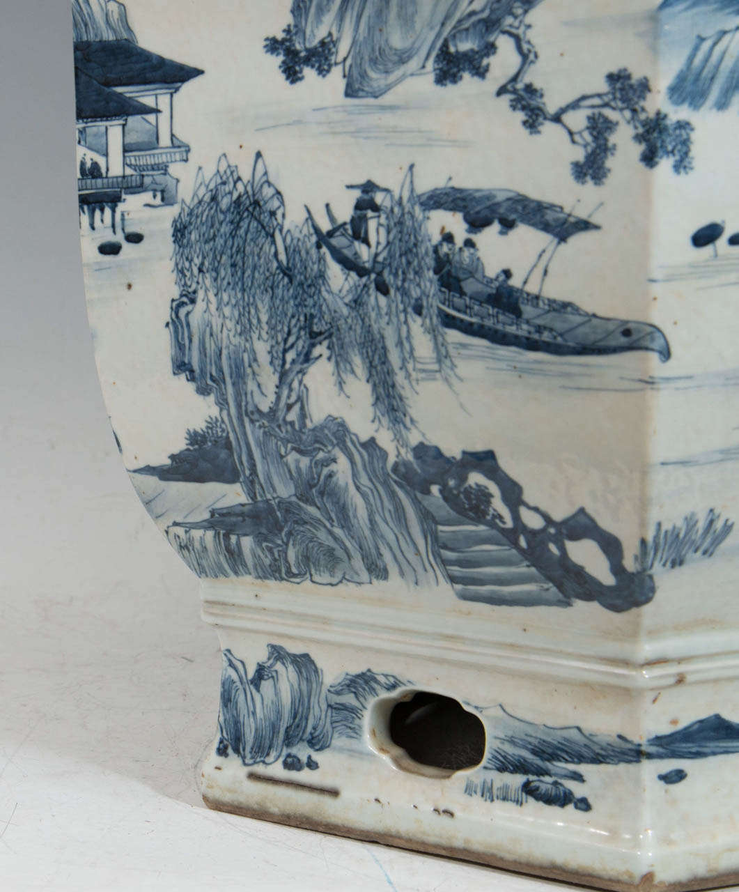 A Late 18th or Early 19th Century Chinese Porcelain Six-Sided Planter In Good Condition In New York, NY