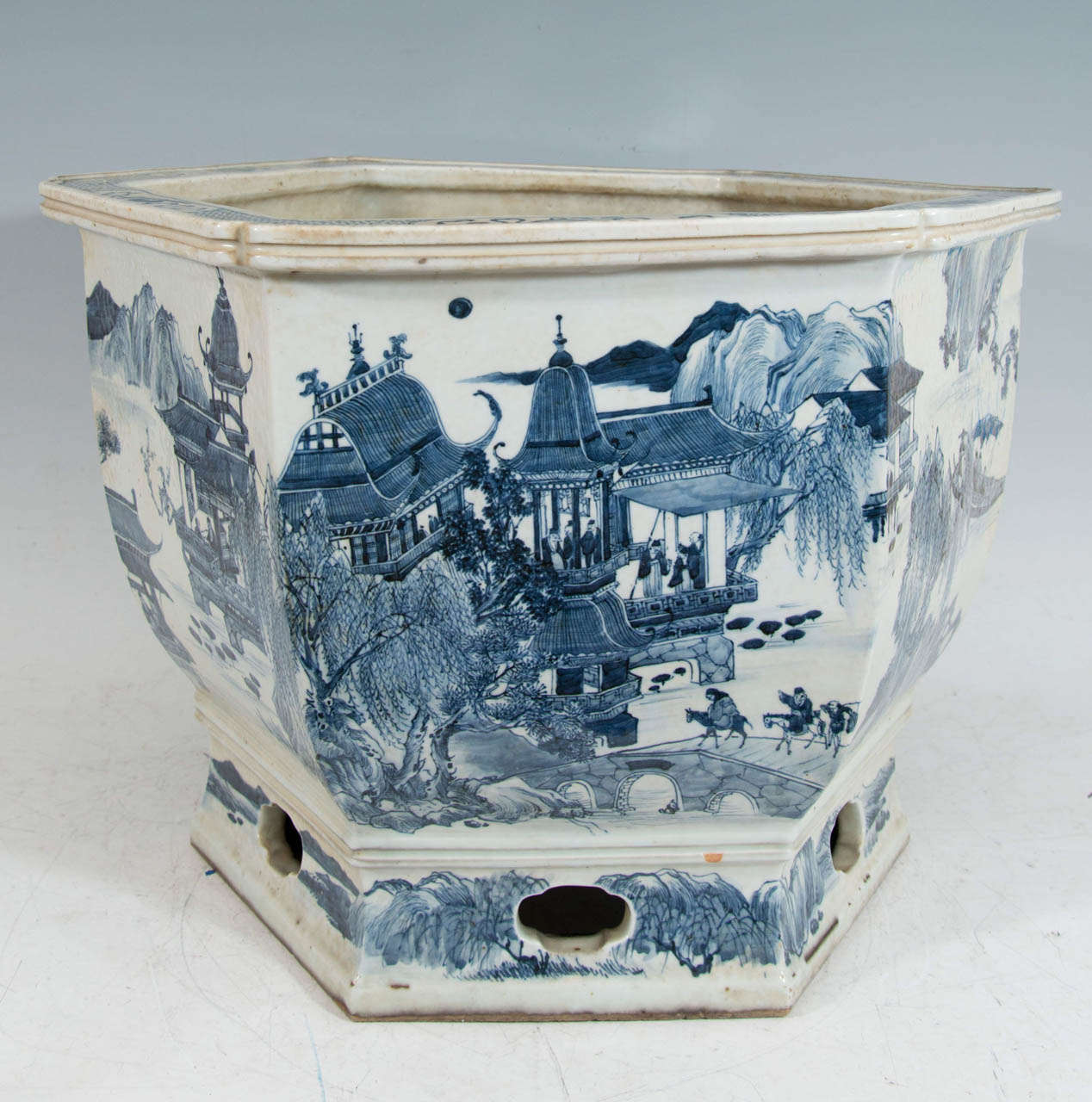 A Late 18th or Early 19th Century Chinese Porcelain Six-Sided Planter 4
