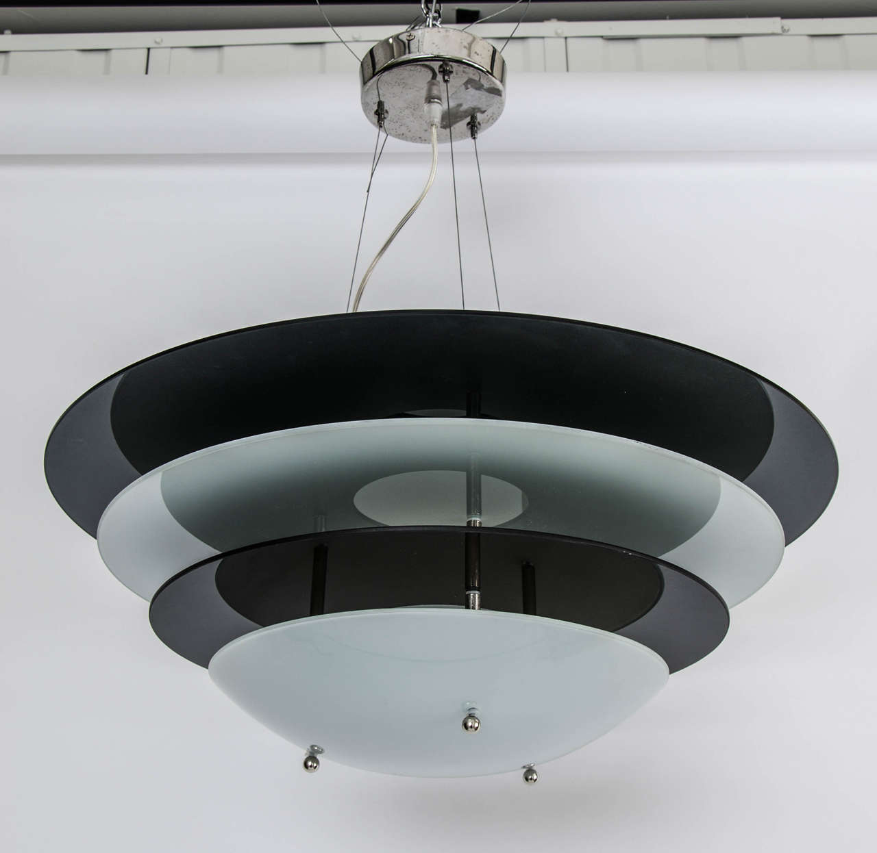 Ceiling light with black and white glass dishes, designed by Gino Sarfatti for Arteluce, prod., Italy, circa 1980.
Dimensions: Max diameter 56 cm - 22.05 in.
Min diameter 31 cm - 12.20 in.
Full height adjustable.
Height of the light 30 cm -