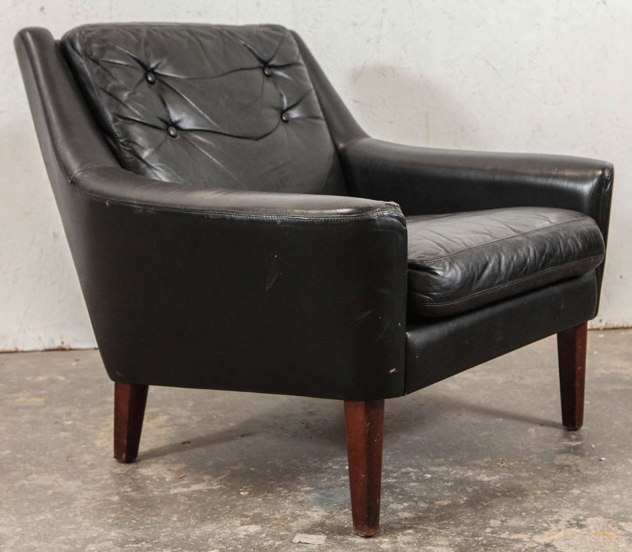 Pair of Hans Olsen Style Black Leather Chairs In Good Condition In Los Angeles, CA