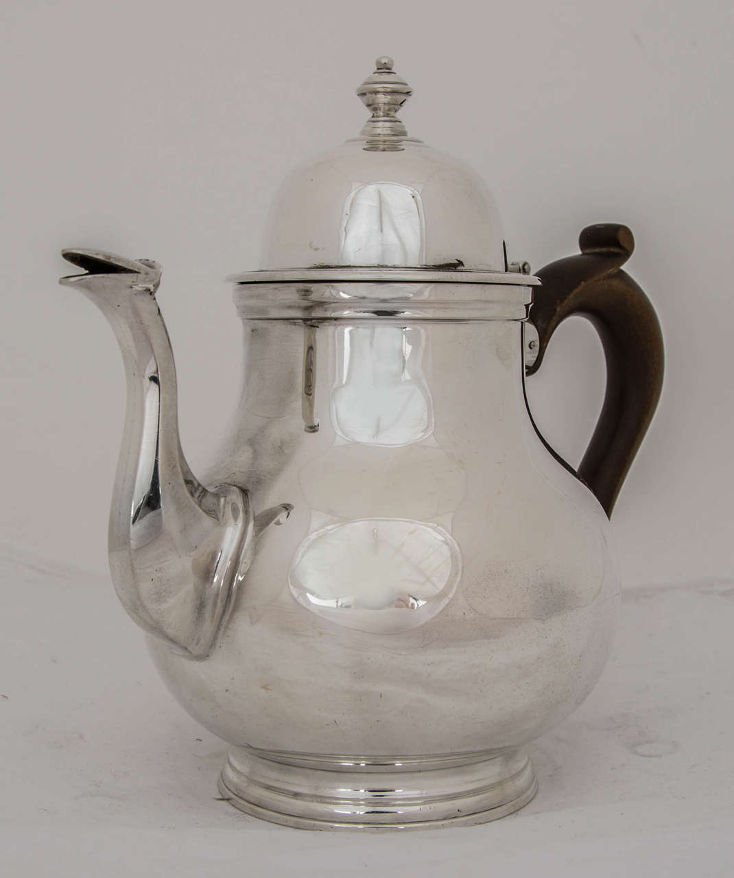 A lovely English silver teapot made in London, 1946.
This teapot is very good quality, and has a brown wood handle.
Height is 7.4