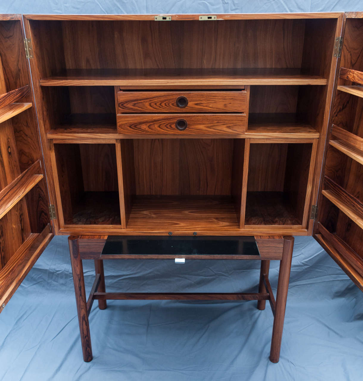 A fine Rosewood Drinks Cabinet by Robert Heritage for Archie Shine. 1