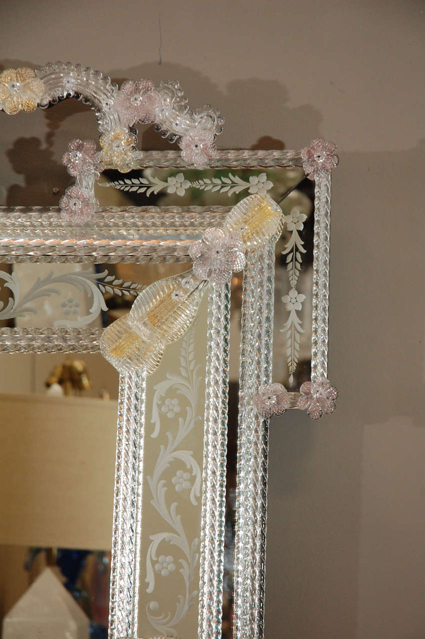 Delicate Venetian Mirror In Excellent Condition In Los Angeles, CA