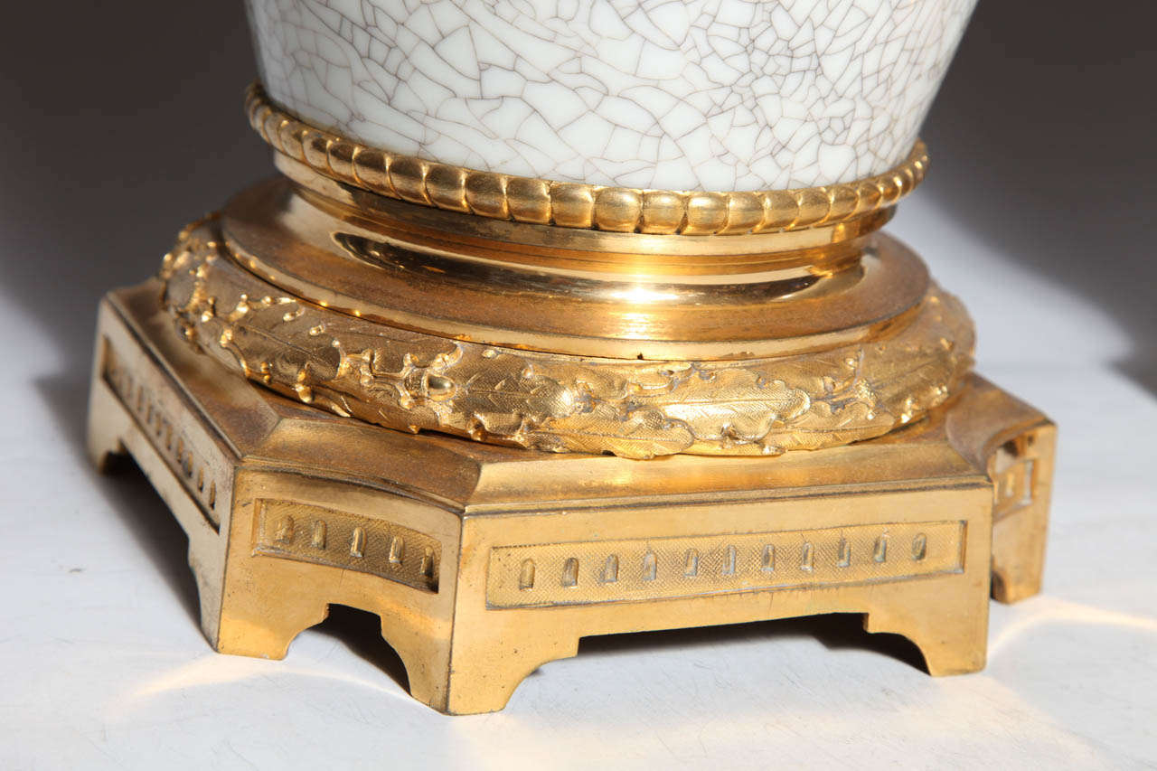 Paar chinesische Celadon-Porzellanvasen mit Craquelé-Finish und vergoldeten Bronzebeschlägen (Louis XVI.) im Angebot