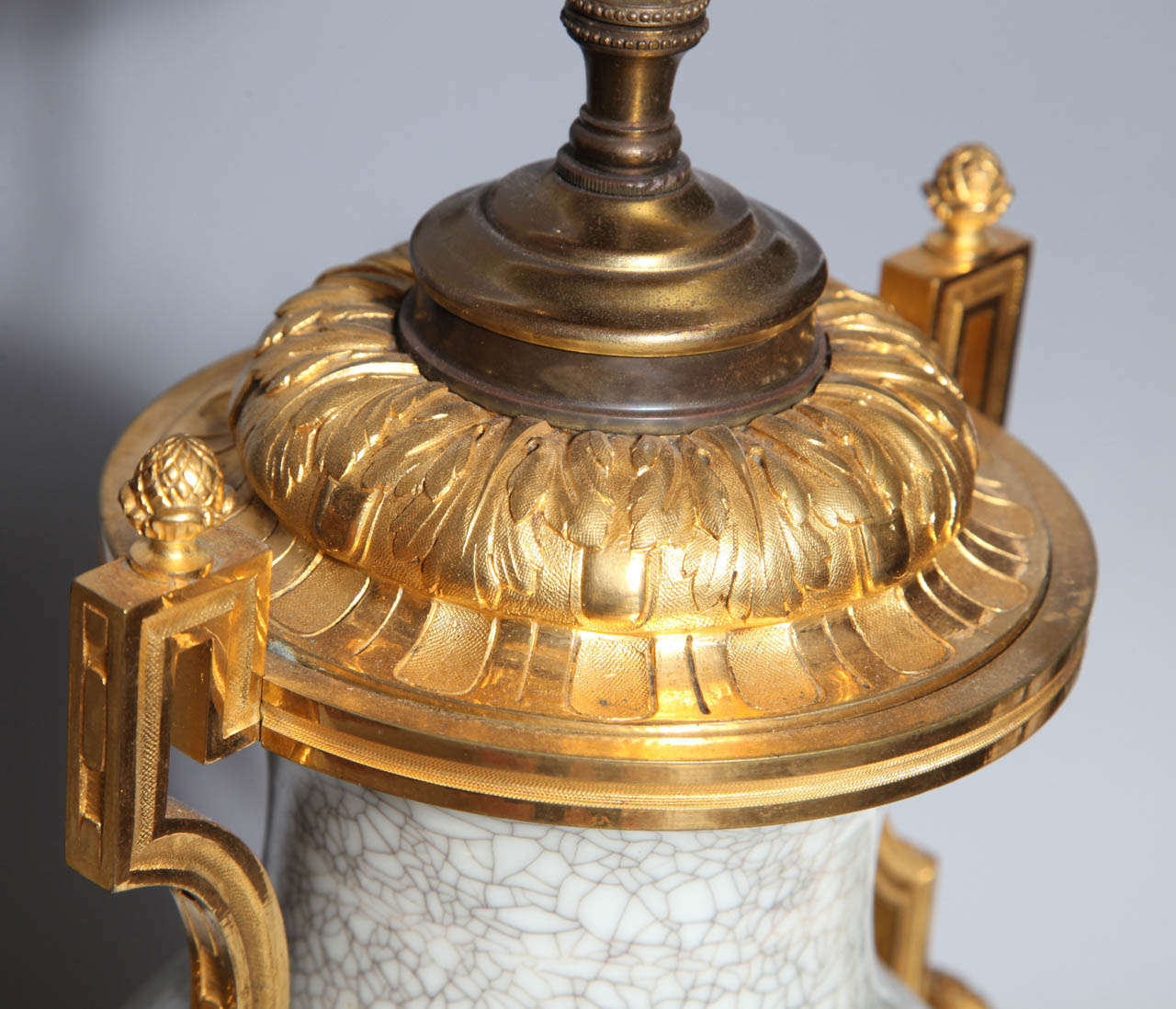 Paar chinesische Celadon-Porzellanvasen mit Craquelé-Finish und vergoldeten Bronzebeschlägen im Zustand „Hervorragend“ im Angebot in New York, NY