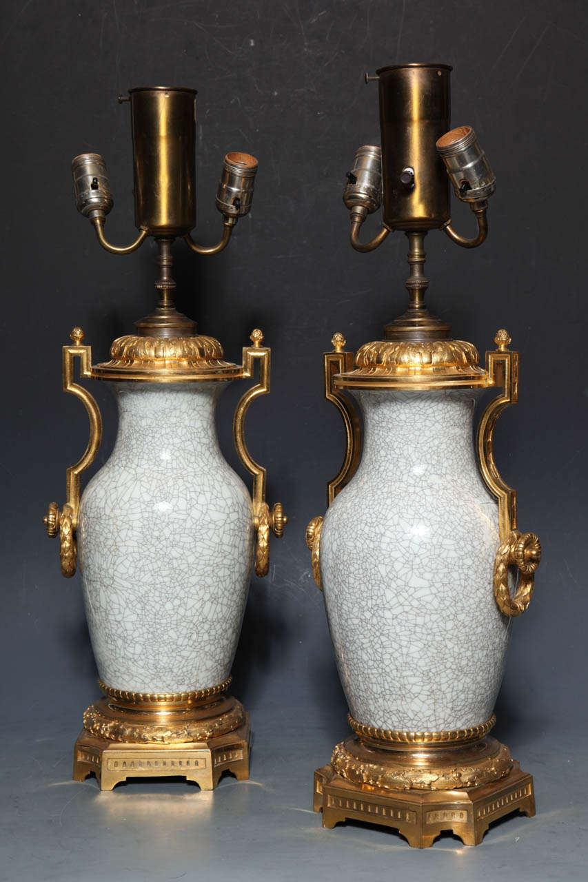 Paar chinesische Celadon-Porzellanvasen mit Craquelé-Finish und vergoldeten Bronzebeschlägen im Angebot 1