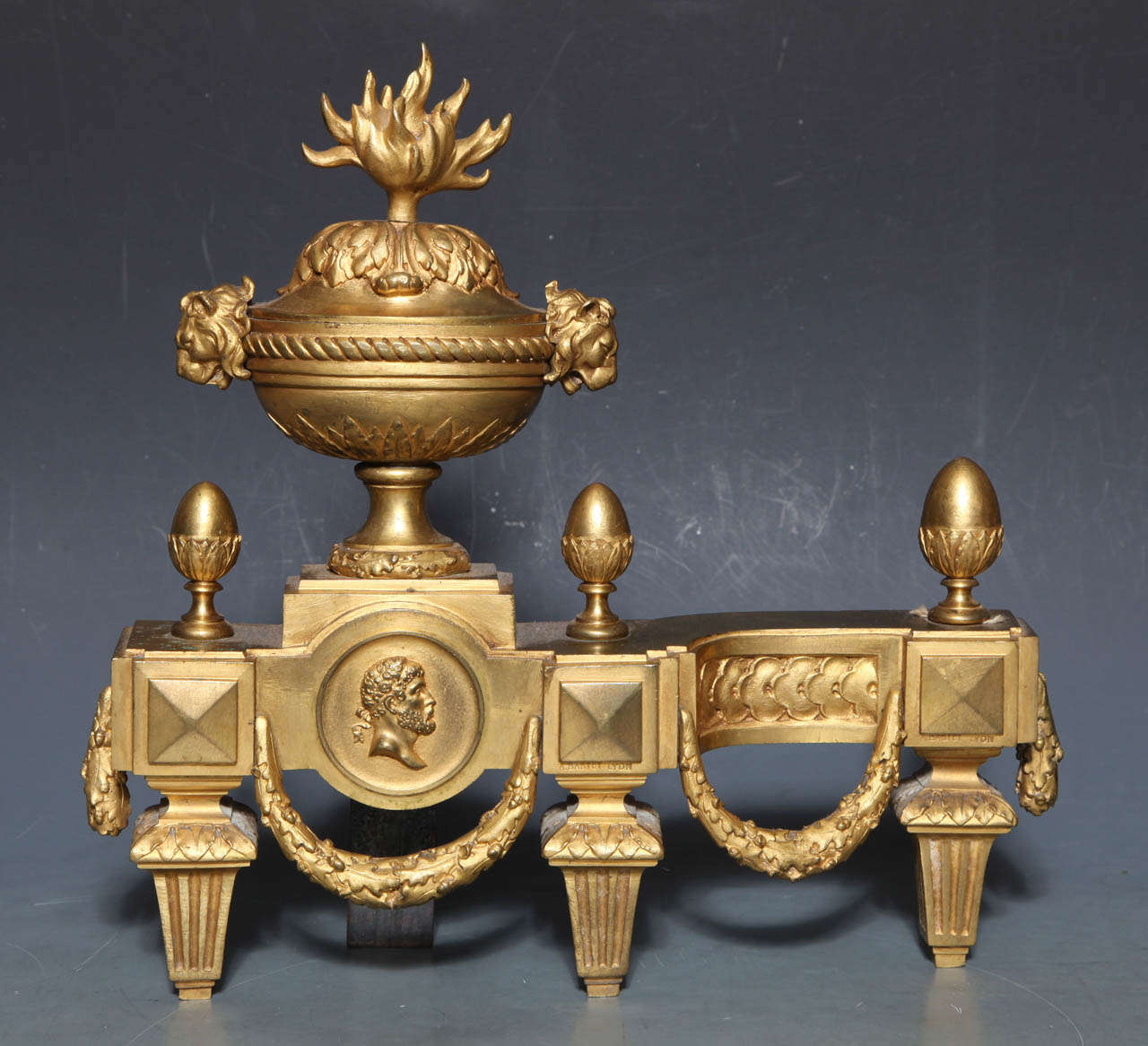 Neoklassizistisches Paar antiker, signierter, dore-Bronze-Kamin- Chenets aus dem Louis-XVI.-Stil (Neoklassisch) im Angebot