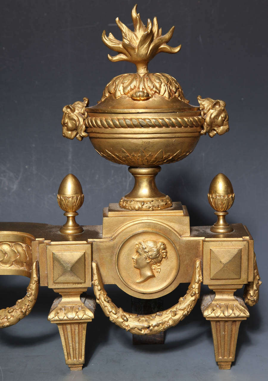 Neoklassizistisches Paar antiker, signierter, dore-Bronze-Kamin- Chenets aus dem Louis-XVI.-Stil (Vergoldet) im Angebot