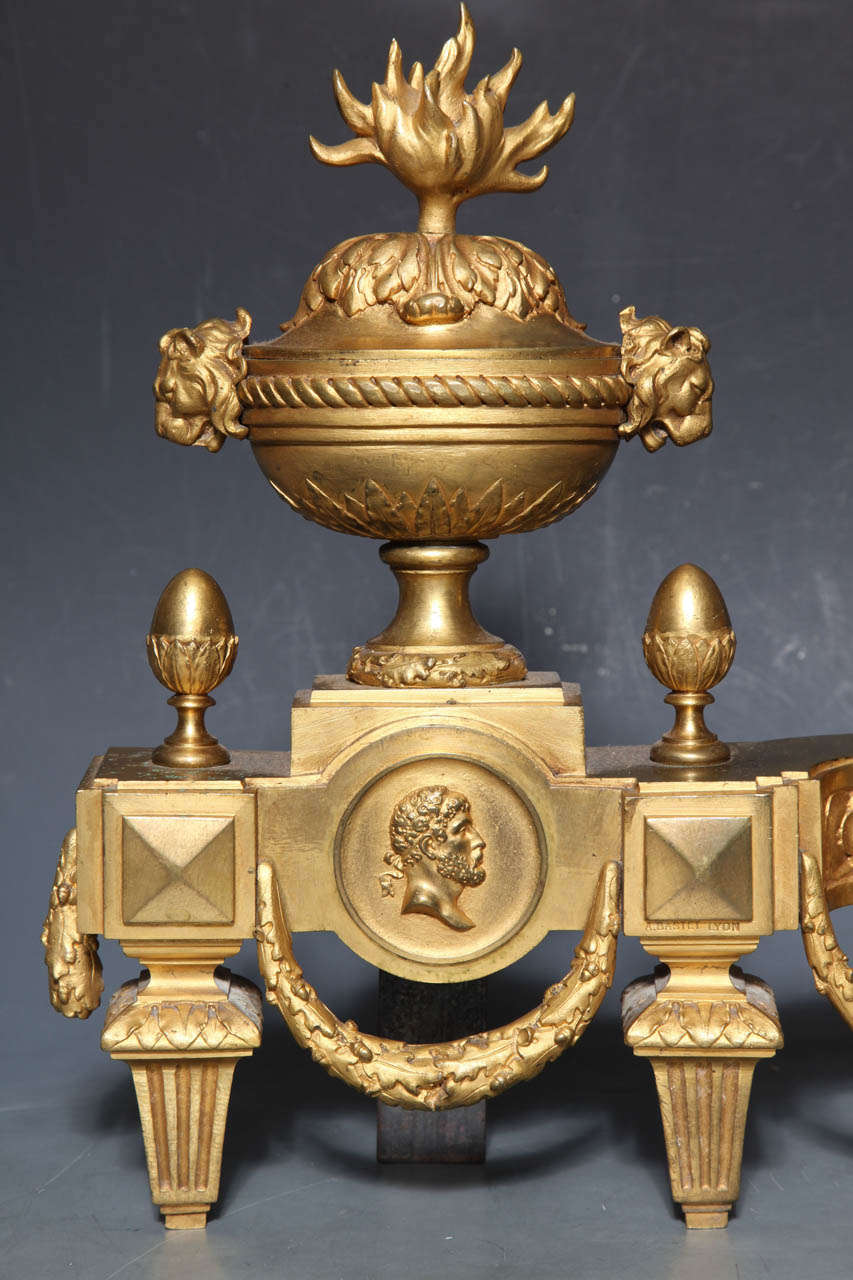 Néoclassique Paire de chenets de cheminée néoclassiques anciens signés Louis XVI en bronze doré en vente