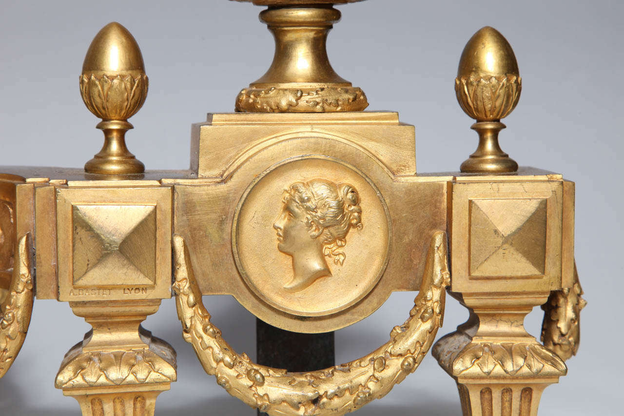 Français Paire de chenets de cheminée néoclassiques anciens signés Louis XVI en bronze doré en vente