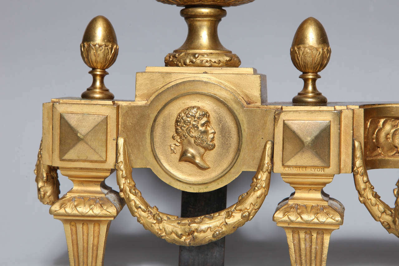 Neoklassizistisches Paar antiker, signierter, dore-Bronze-Kamin- Chenets aus dem Louis-XVI.-Stil im Angebot 1