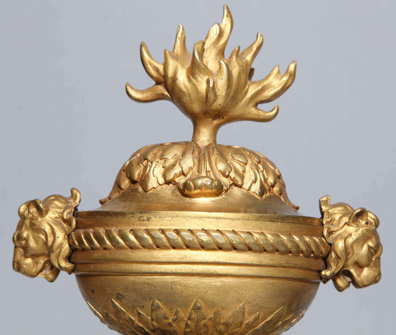 Paire de chenets de cheminée néoclassiques anciens signés Louis XVI en bronze doré Excellent état à New York, NY