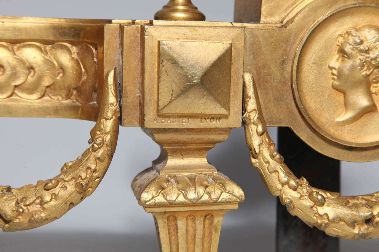 XIXe siècle Paire de chenets de cheminée néoclassiques anciens signés Louis XVI en bronze doré en vente