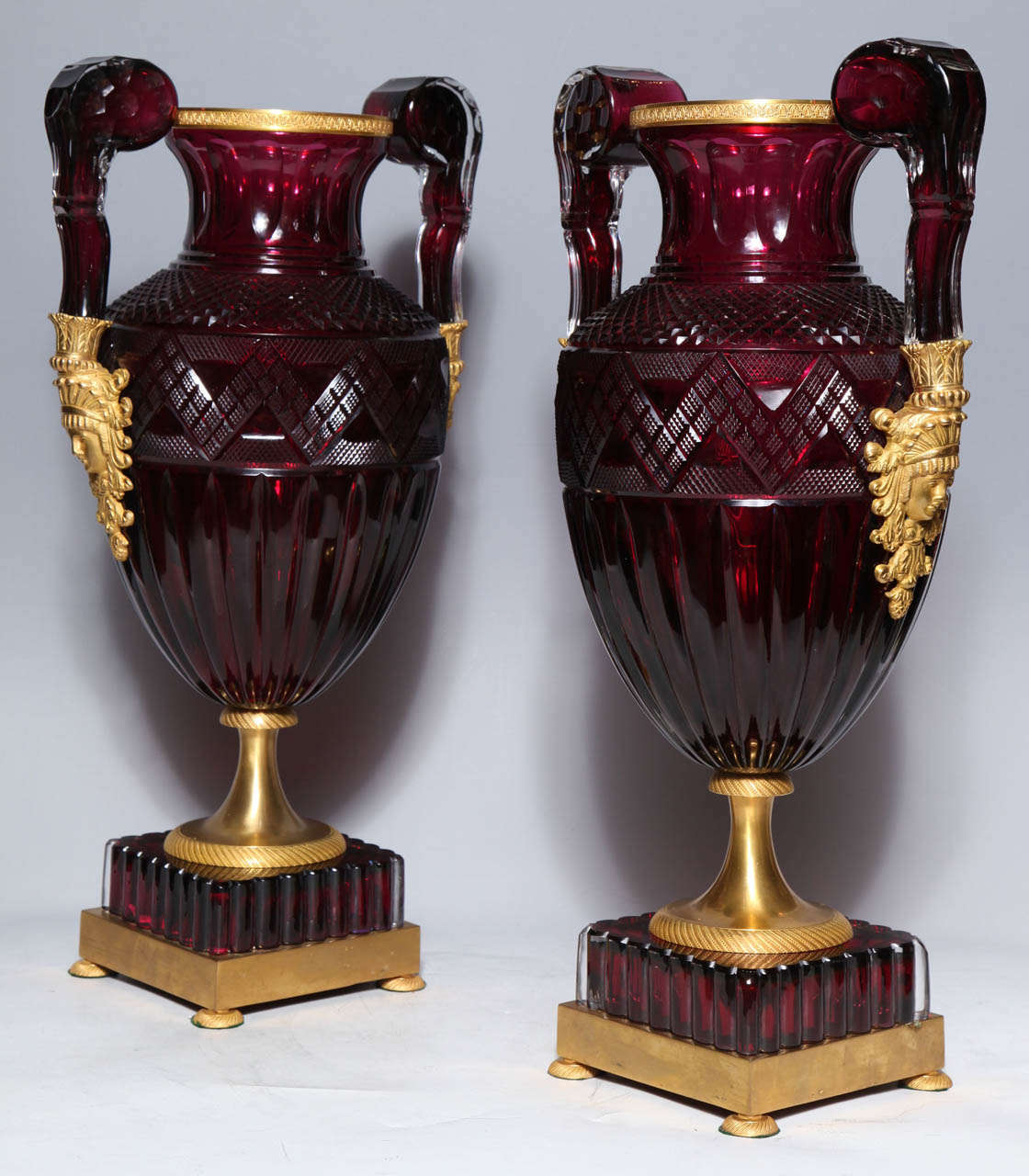 Stile impero Magnifica coppia di vasi imperiali russi in vetro rubino con montature in bronzo dorato in vendita
