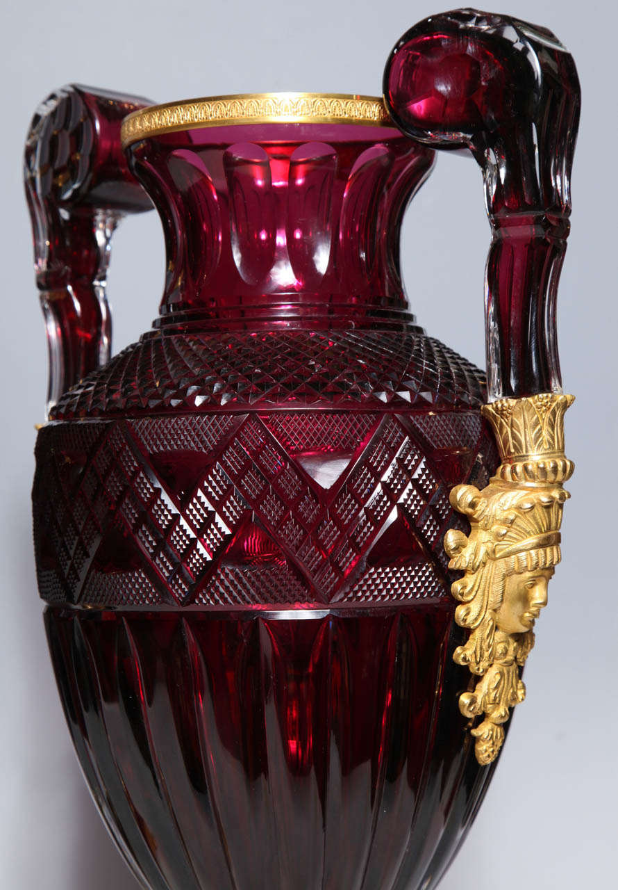 Russe Magnifique paire de vases russes impériaux en verre rubis avec montures en bronze doré en vente