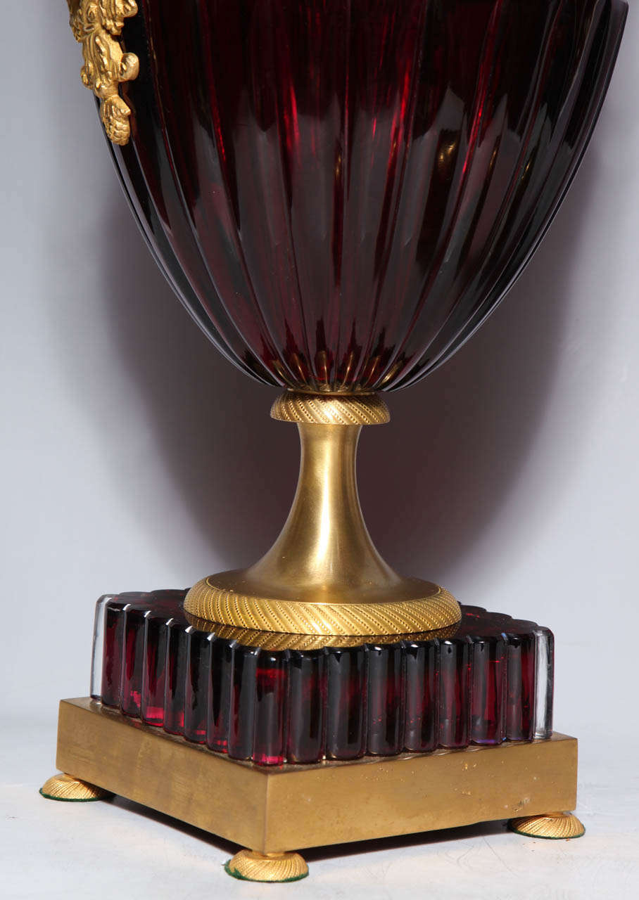 Dorato Magnifica coppia di vasi imperiali russi in vetro rubino con montature in bronzo dorato in vendita