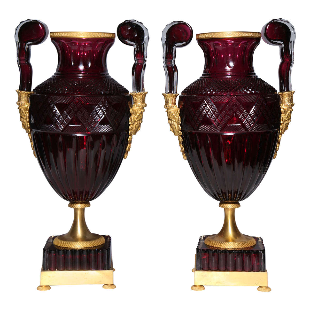 Prächtiges Paar russischer kaiserlicher Rubin-Glasvasen mit vergoldeten Bronzebeschlägen