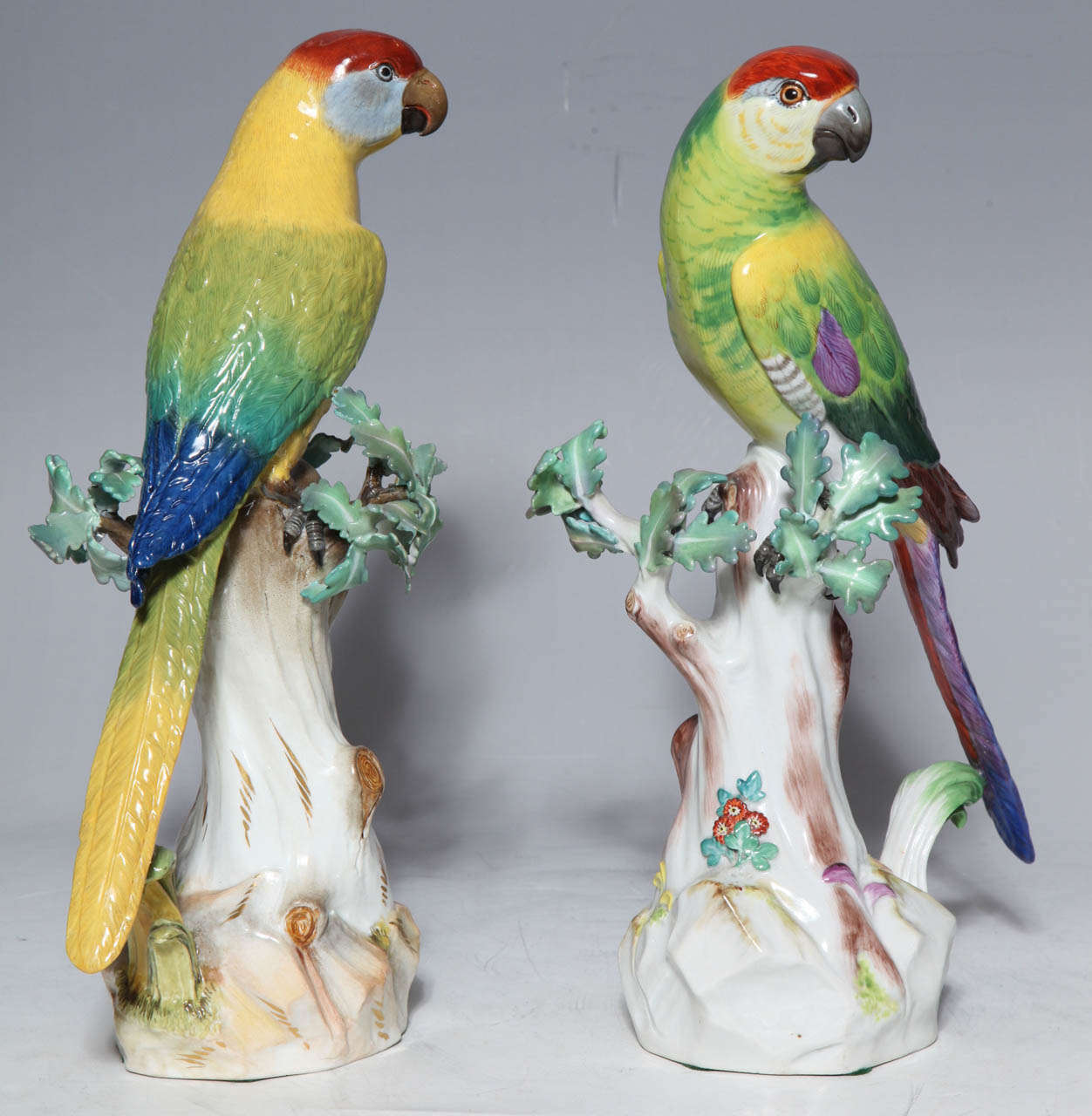 Paire de figures de perroquets en porcelaine de Meissen Excellent état à New York, NY