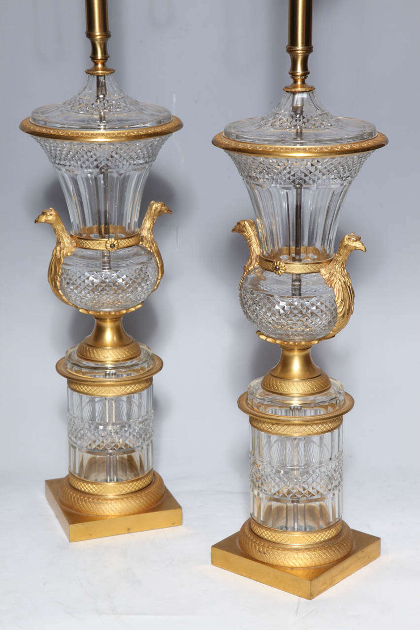 Louis XVI Magnifique paire d'urnes/ampoules anciennes françaises montées sur cristal et bronze doré en vente