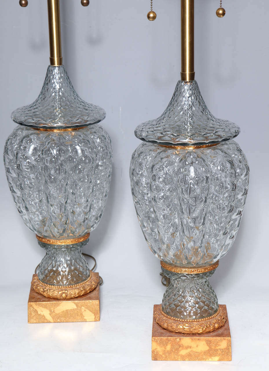 Art déco Paire monumentale de vases en verre de Murano câblés comme lampes avec montures en bronze doré en vente