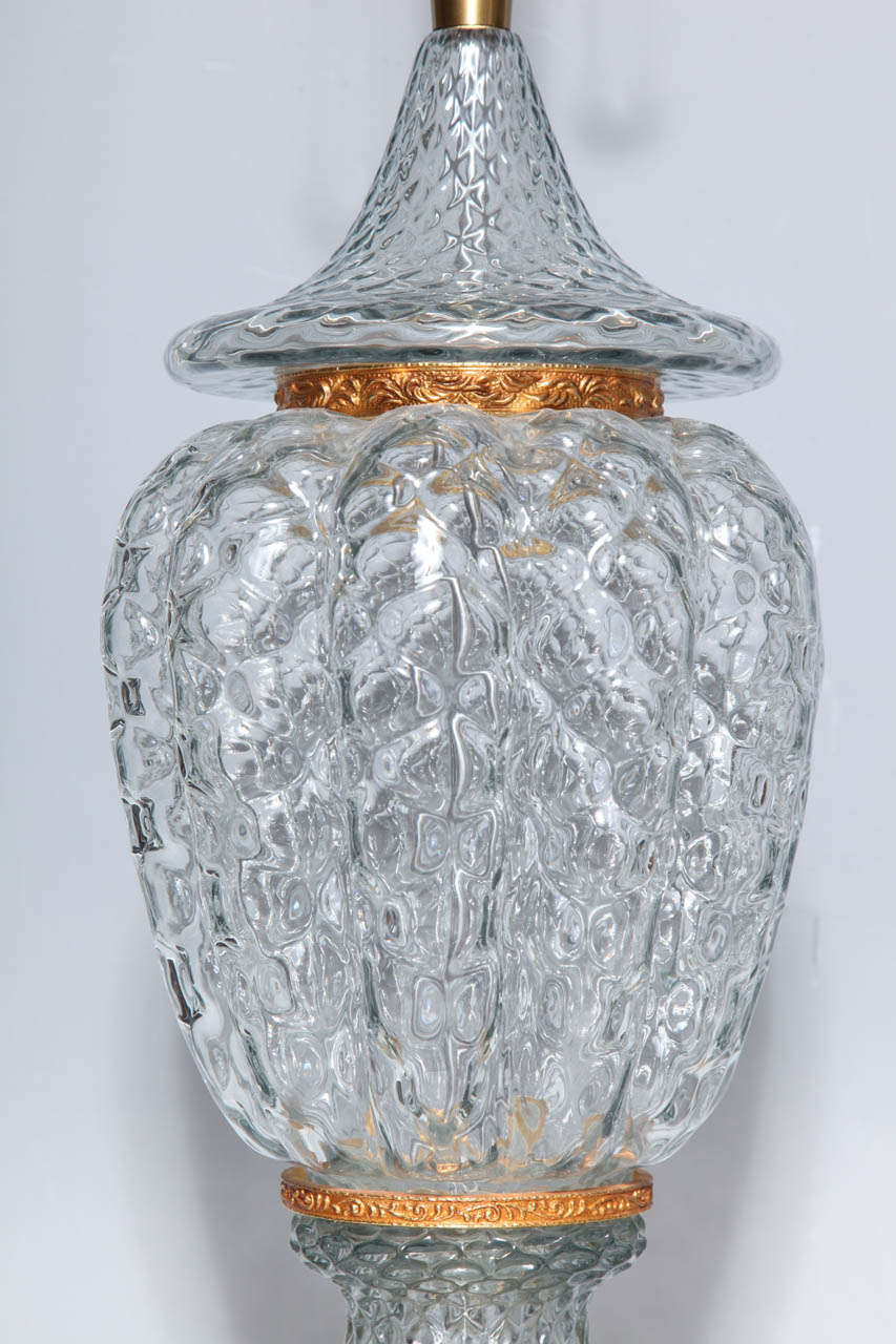 italien Paire monumentale de vases en verre de Murano câblés comme lampes avec montures en bronze doré en vente
