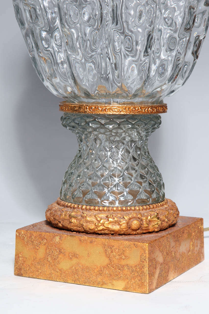 20ième siècle Paire monumentale de vases en verre de Murano câblés comme lampes avec montures en bronze doré en vente